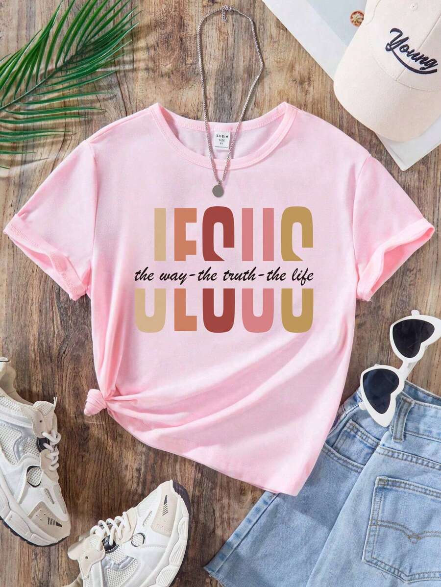 SHEIN Camiseta de manga corta con estampado de Jesús cristiano y letras de moda para niña preadolescente, a juego con la familia (se venden por separado 3 piezas) - Rosa Pálido - Ver 1