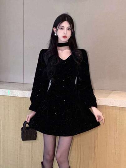 纯色短款V领露背修身休闲连衣裙，适合女士约会或度假，优雅黑色