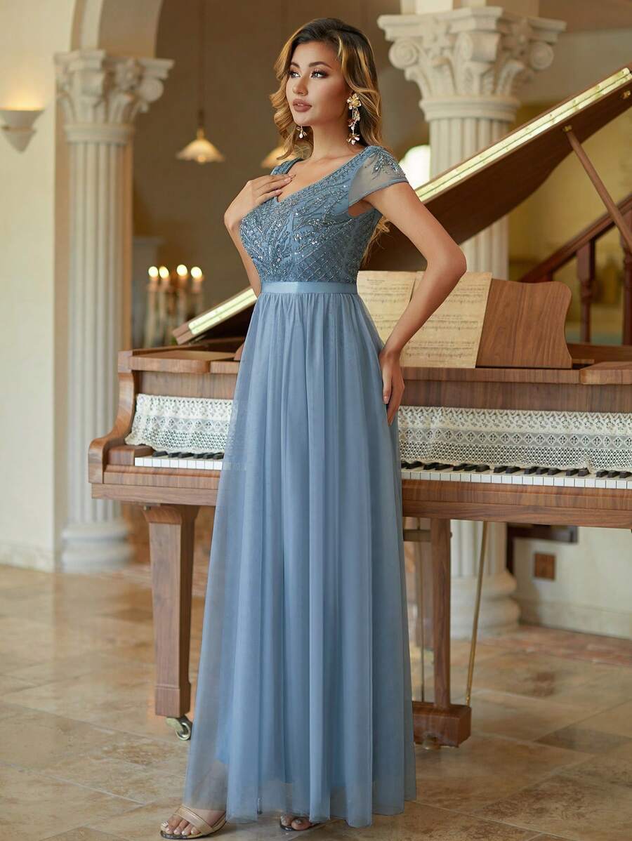 淡蓝色刺绣婚礼宾客礼服 女士优雅伴娘礼服 飘逸裙摆 春季