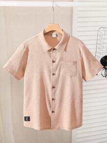 SHEIN Camisa tejida casual de manga corta para niño preadolescente de talla extendida con bolsillo de parche, etiqueta y cuello de solapa