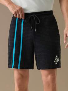 Manfinity VCAY Schwarze Shorts aus Stoff mit blauem Band und gesticktem Abzeichen für Herren Sport, Sommer, Schulanfang