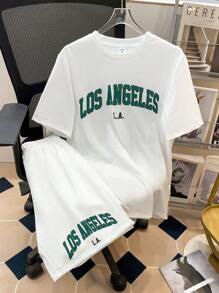 SHEIN 2入組少年男生白色寬鬆休閒短袖T恤和短褲套裝，時尚、簡約、實用和舒適，帶有印刷字母
