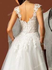 Vestido de novia elegante y precioso con insertos de encaje y malla sin mangas para la novia