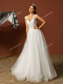 Vestido de novia elegante y precioso con insertos de encaje y malla sin mangas para la novia