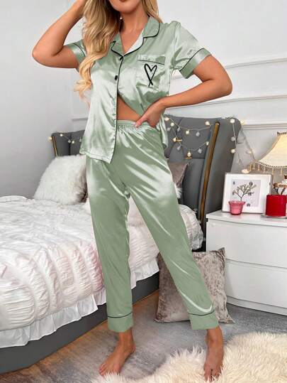 LuxeNights Two Pieces Set Of Short Sleeved Top Long Pants Pyjama Zijden Like Texture Geborduurde Hearts view 3