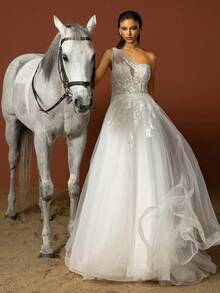 纯色不对称肩部刺绣网眼镶片婚纱白色优雅新娘礼服