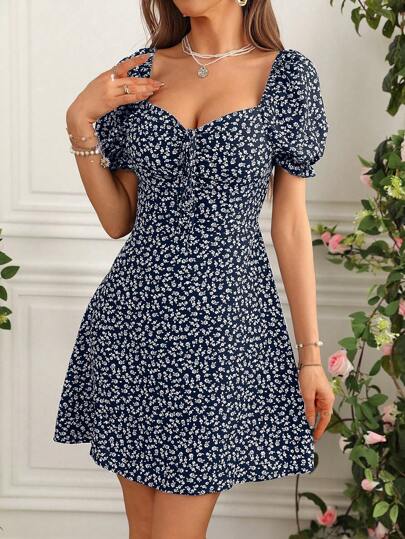 SHEIN Clasi 夏季花朵泡泡袖連衣裙，鑲有水晶領口裝飾