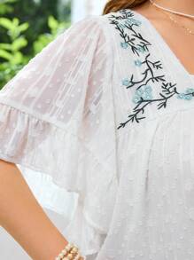 Dreamara Blusa casual de férias plus size com gola quadrada bordada para mulheres com bainha de babado.