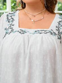 Dreamara Blusa casual de férias plus size com gola quadrada bordada para mulheres com bainha de babado.