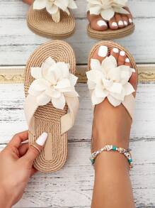 Tropiscape Zapatos de moda con flor blanca para mujeres, sandalias planas de estilo de verano con apariencia tejida, chanclas casuales de playa con suelas con apariencia tejida
