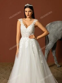 Vestido de novia elegante y precioso con insertos de encaje y malla sin mangas para la novia
