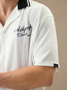 Manfinity NXTstreet Camisa de manga corta y holgada para hombre con estampado en inglés con marca de agua, adecuada para el verano, vuelta al colegio - Blanco - Ver 4