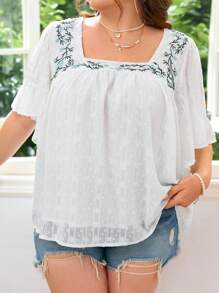 Dreamara Blusa casual de férias plus size com gola quadrada bordada para mulheres com bainha de babado.