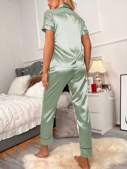 LuxeNights Two Pieces Set Of Short Sleeved Top Long Pants Pyjama Zijden Like Texture Geborduurde Hearts view 2