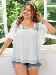 Dreamara Blusa casual de férias plus size com gola quadrada bordada para mulheres com bainha de babado.