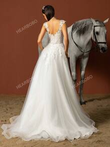 Vestido de novia elegante y precioso con insertos de encaje y malla sin mangas para la novia
