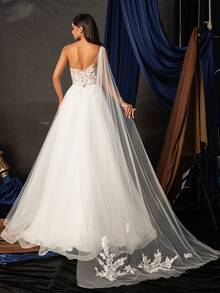 纯色不对称肩部刺绣网眼镶片婚纱白色优雅新娘礼服