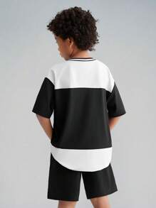 SHEIN Áo thun ngắn tay in số chắp vá Tween Boy có túi xéo và bộ quần short - Đen và trắng - Xem 3