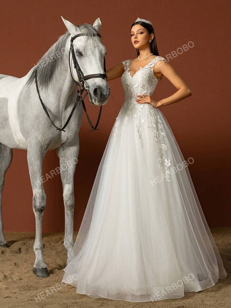 Vestido de novia elegante y precioso con insertos de encaje y malla sin mangas para la novia