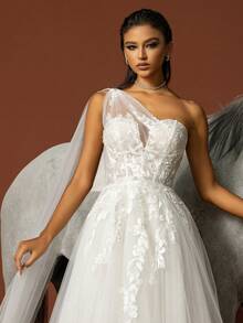 纯色不对称肩部刺绣网眼镶片婚纱白色优雅新娘礼服