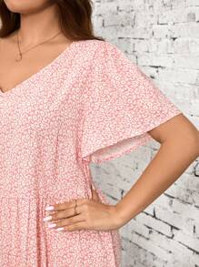 SHEIN LUNE 大尺碼女士夏季假期小花圖案Ｖ領荷葉短袖長寬鬆裙 - 粉色 - 查看 6