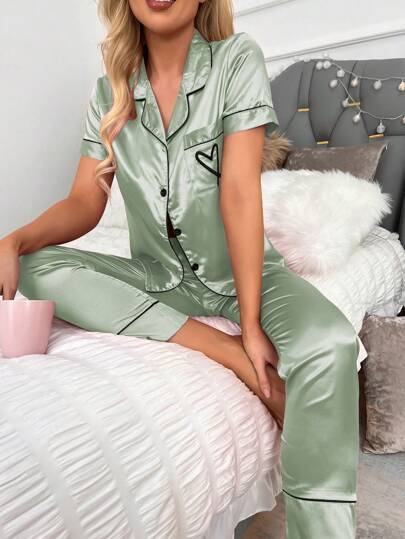 LuxeNights Two Pieces Set Of Short Sleeved Top Long Pants Pyjama Zijden Like Texture Geborduurde Hearts view 4