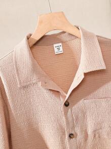 SHEIN Camisa tejida casual de manga corta para niño preadolescente de talla extendida con bolsillo de parche, etiqueta y cuello de solapa