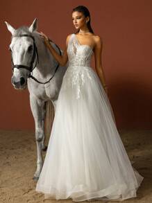 纯色不对称肩部刺绣网眼镶片婚纱白色优雅新娘礼服