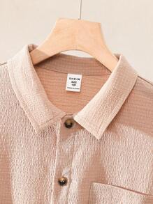 SHEIN Camisa tejida casual de manga corta para niño preadolescente de talla extendida con bolsillo de parche, etiqueta y cuello de solapa