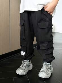 SHEIN 年輕男孩時尚休閒運動褲，配有大口袋和褶邊帶