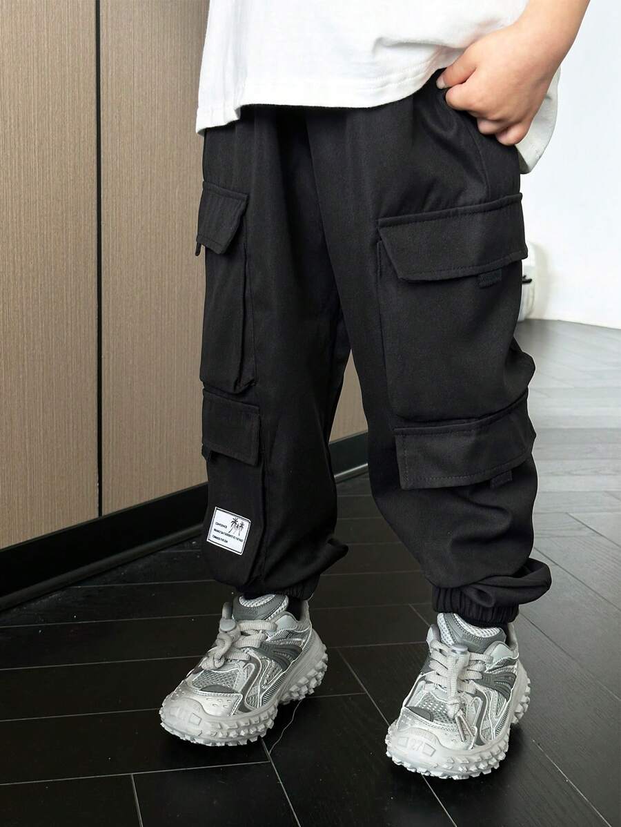 SHEIN 年輕男孩時尚休閒運動褲，配有大口袋和褶邊帶