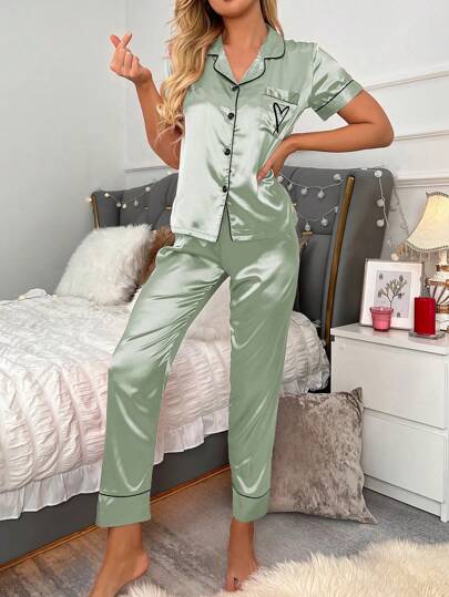 LuxeNights Two Pieces Set Of Short Sleeved Top Long Pants Pyjama Zijden Like Texture Geborduurde Hearts view 5