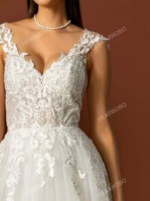 Vestido de novia elegante y precioso con insertos de encaje y malla sin mangas para la novia