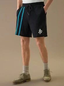 Manfinity VCAY Schwarze Shorts aus Stoff mit blauem Band und gesticktem Abzeichen für Herren Sport, Sommer, Schulanfang