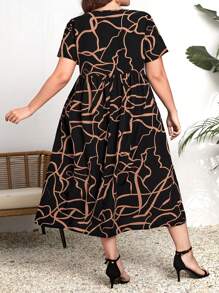 SHEIN CURVE+ Vestido midi asimétrico de talla grande con estampado de líneas - Multicolor - Ver 2