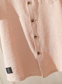 SHEIN Camisa tejida casual de manga corta para niño preadolescente de talla extendida con bolsillo de parche, etiqueta y cuello de solapa