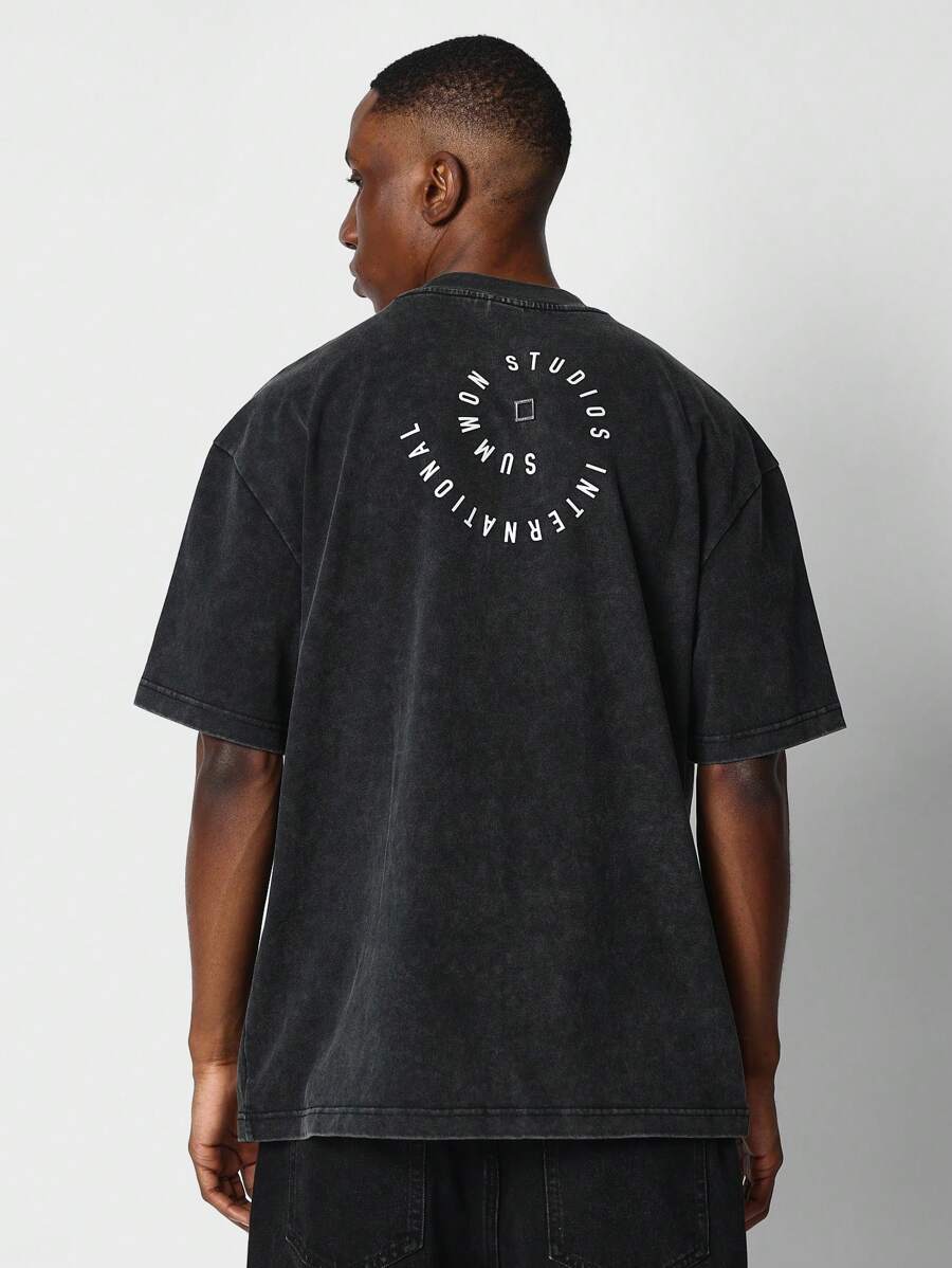 SUMWON تي شيرت مغسول مع طباعة رسم دوامي على الظهر