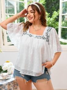 Dreamara Blusa casual de férias plus size com gola quadrada bordada para mulheres com bainha de babado.