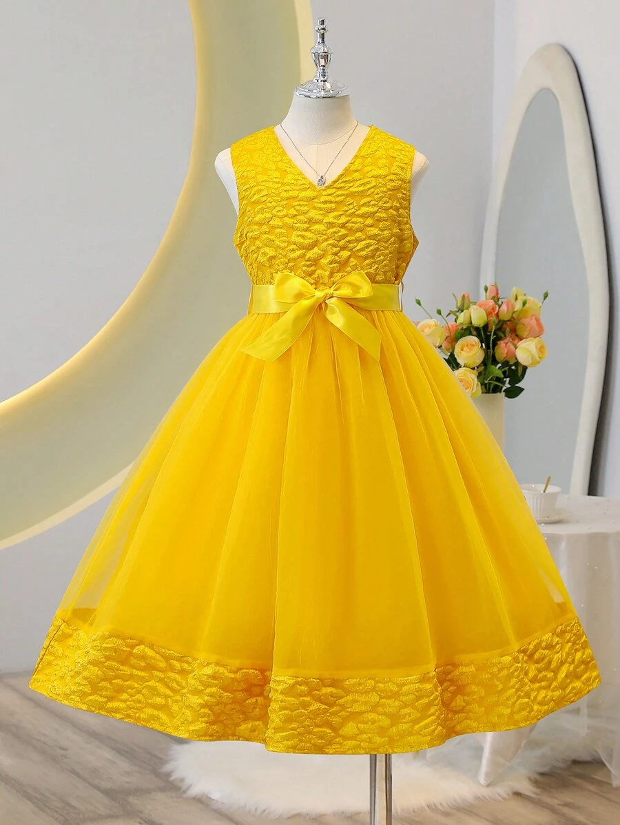 SHEIN Glamorique Kids 少女純色V領刺繡網紗無袖連衣裙 - 黃色 - 查看 1
