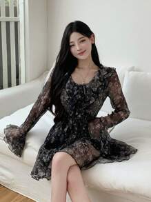 DAZY 女士度假雪纺花卉印花长袖连衣裙，前系带，荷叶边透视，休闲女装，秋季连衣裙 - 黑色 - 查看 3