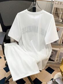 SHEIN 2入組少年男生白色寬鬆休閒短袖T恤和短褲套裝，時尚、簡約、實用和舒適，帶有印刷字母