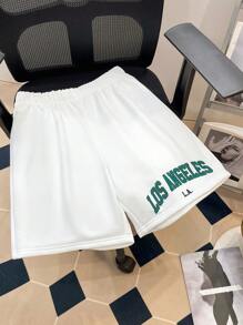 SHEIN 2入組少年男生白色寬鬆休閒短袖T恤和短褲套裝，時尚、簡約、實用和舒適，帶有印刷字母