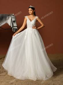 Vestido de novia elegante y precioso con insertos de encaje y malla sin mangas para la novia
