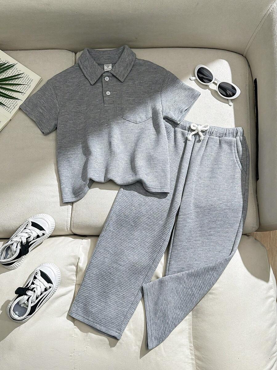 SHEIN 年輕男孩寬鬆休閒短袖polo衫和長褲套裝，帶翻領設計 - 灰色 - 查看 1
