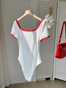 Comfortcana 大码红色和白色对比方领字母印花紧身衣