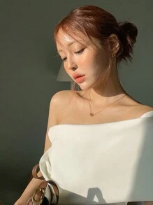 DAZY Camiseta de mujer de unicolor sexy con cuello grande y diseño de hombros oblicuos para el verano