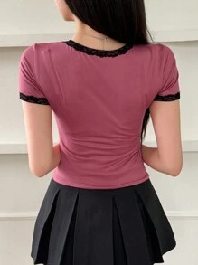 DAZY 女士夏季圆领撞色蕾丝短袖修身 T 恤外出上衣 - 中紫紅色 - 查看 5