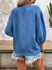 SHEIN Essnce Chemise en jean bleu avec fermeture éclair et col en V pour femmes, manches trois-quarts - Bleu azur - Voir 2