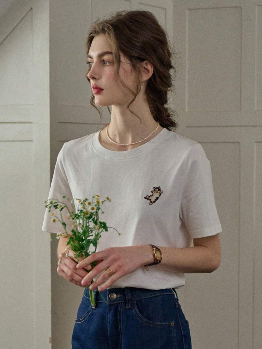 Simple Retro Women's Casual T-Shirt With Cat Embroidery Design, Round Neck - White - View 1