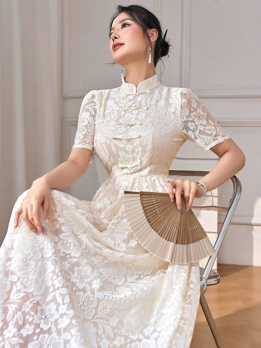 Modelyn 女士时尚优雅旗袍连衣裙，采用蕾丝设计和带扣紧固，旗袍/改良现代旗袍中式连衣裙 - 杏色 - 查看 1